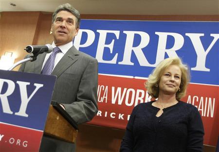 Perry ends presidential run, backs Gingrich