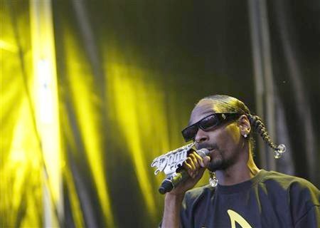 U.S. rapper Snoop Dogg performs on stage during the Balaton Sound music festival in Zamardi, 110 km (68 miles) west of Budapest, July 7, 2011.   REUTERS/Bernadett Szabo