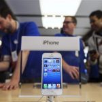 An Apple iPhone 5 phone is displayed in the Apple Store on 5th Avenue in New York, September 21, 2012. REUTERS/Lucas Jackson