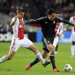 Ajax Amsterdam's Niklas Moisander (L) fights for the ball with Real Madrid's Kaka during their Champions League Group D soccer match at the Amsterdam Arena stadium October 3, 2012. REUTERS/Robin van Lonkhuijsen/United Photos