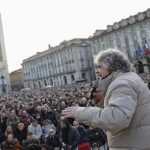 Five-Star Movement activist and comedian Beppe Grillo (C) gestures during a rally in Turin February 16, 2013. REUTERS/Giorgio Perottino