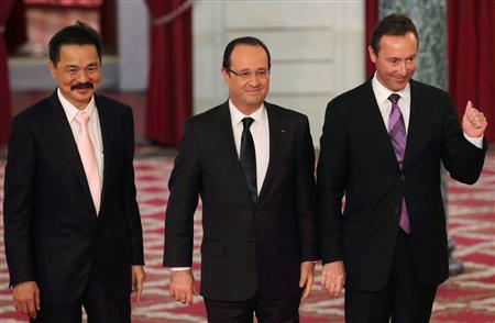 Fabrice Bregier (R), Airbus President and Chief Executive Officer, Rusdi Kirana (L), Lion Air Chief Executive Officer, and French President Francois Hollande (C) pose after a signing ceremony at the Elysee Palace in Paris, March 18, 2013. Airbus has signed a 18.4-billion-euro deal ($24 billion) with low-cost Indonesian carrier Lion Air for 234 single-aisle passenger planes, poaching one of archrival Boeing's fastest growing customers. REUTERS/Philippe Wojazer