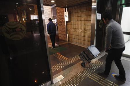 An employee of the Korean Broadcasting System (KBS) transports computers on a trolley at KBS' main building in Seoul March 21, 2013. REUTERS/Kim Hong-Ji