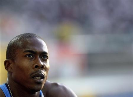 Shawn Crawford of the U.S. checks the scoreboard after the men's 200 meters semi-final during the world athletics championships at the Olympic stadium in Berlin August 19, 2009. REUTERS/Michael Dalder