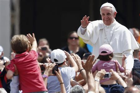 Pope Francis waves at the end of a canonization mass in Saint Peter's Square at the Vatican May 12, 2013. REUTERS/Stefano Rellandini