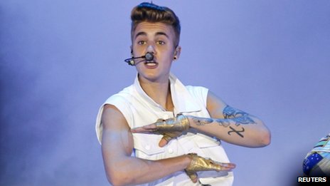 Justin Bieber tackled by fan during Dubai stage show