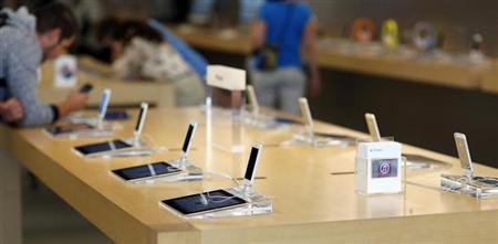 iPhone 5 models are pictured on display at an Apple Store in Pasadena, California July 22, 2013.REUTERS/Mario Anzuoni