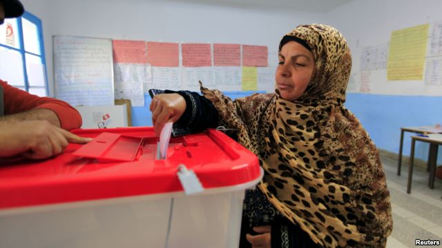 Tunisian woman casts her ballot