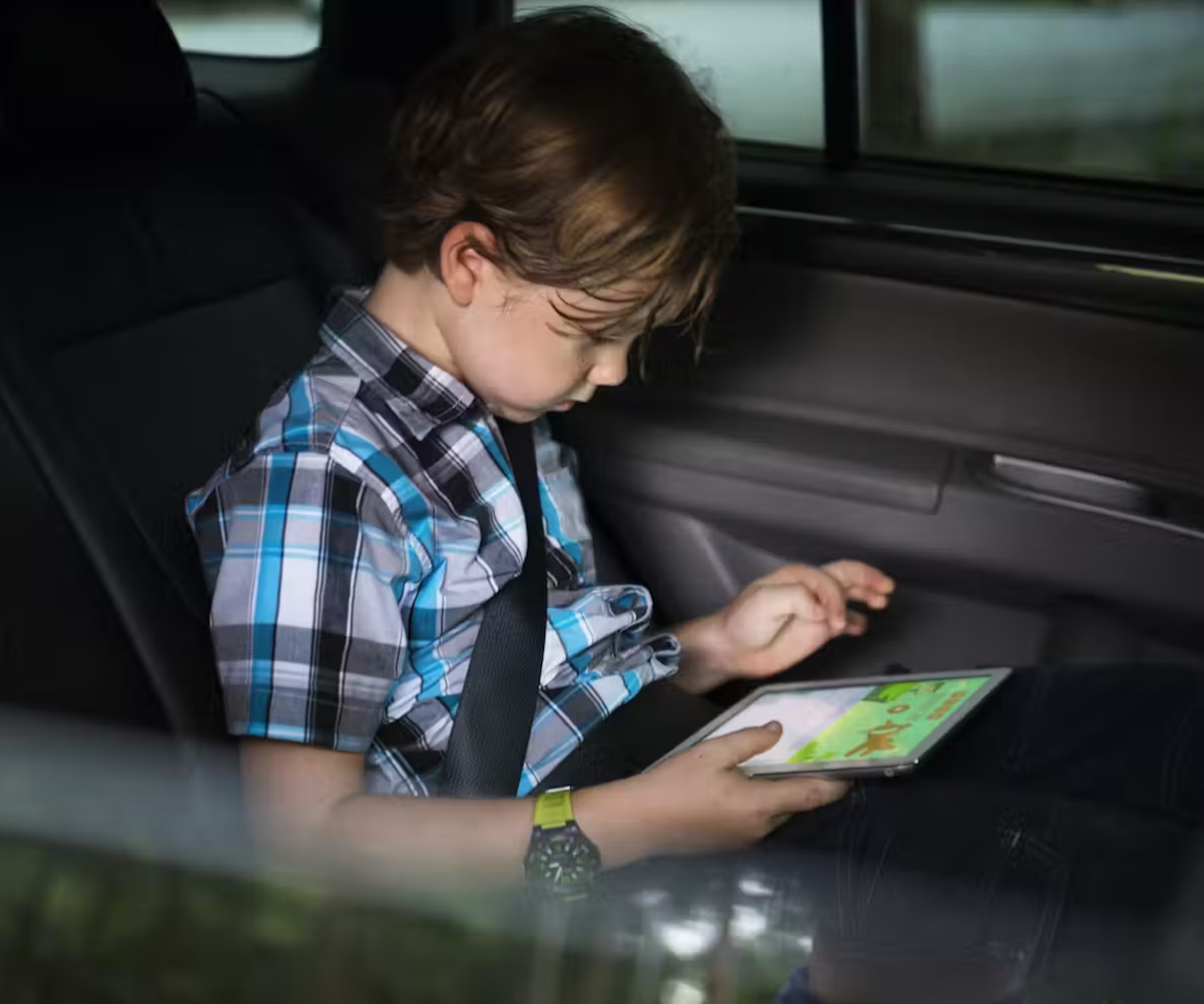 Because of their small size, tablets can also be transported to restaurants or brought along for car or bus rides.