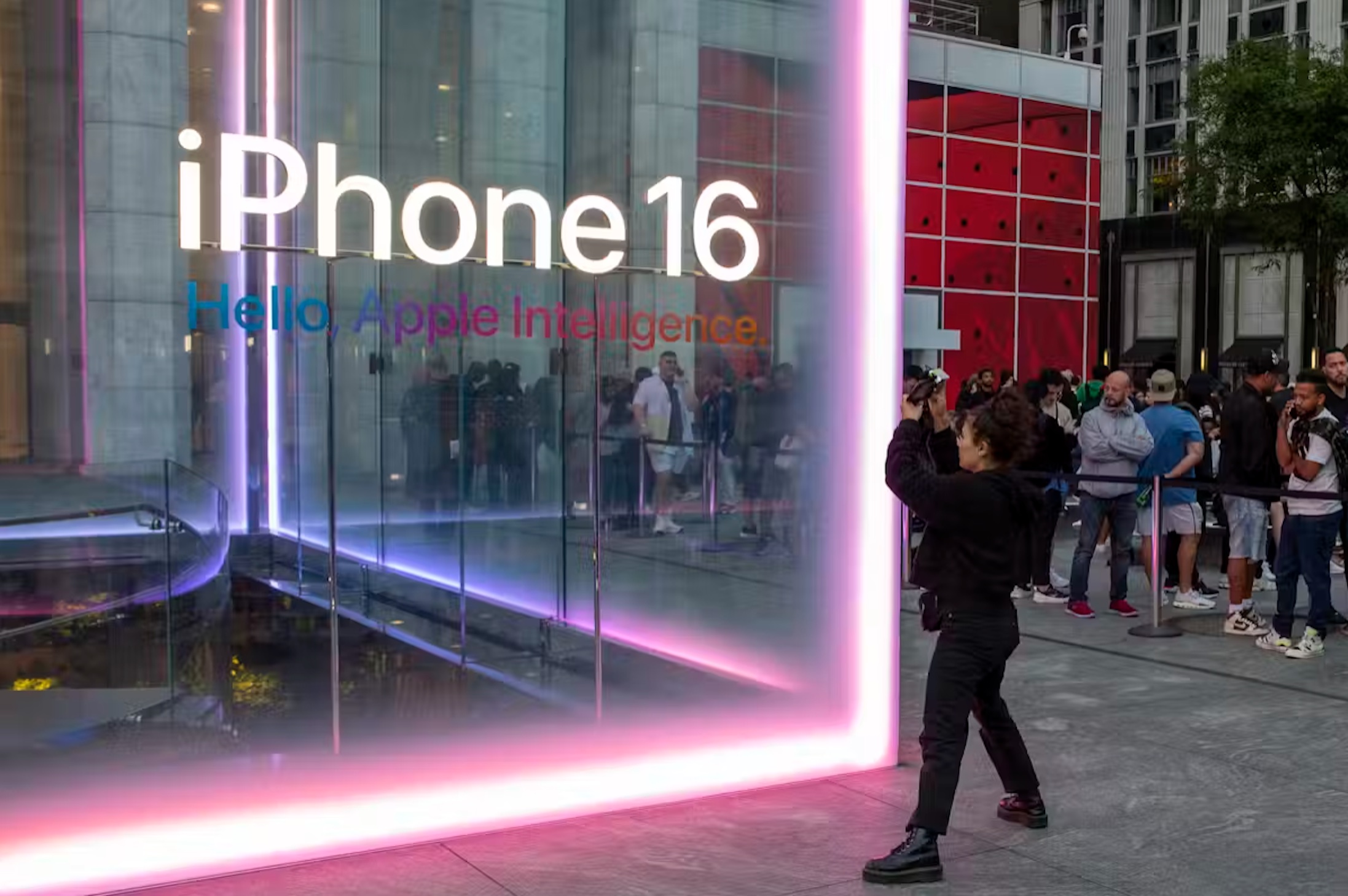 Customers at the Apple Store on 5th Ave. in New York on Sept. 20, 2024. 