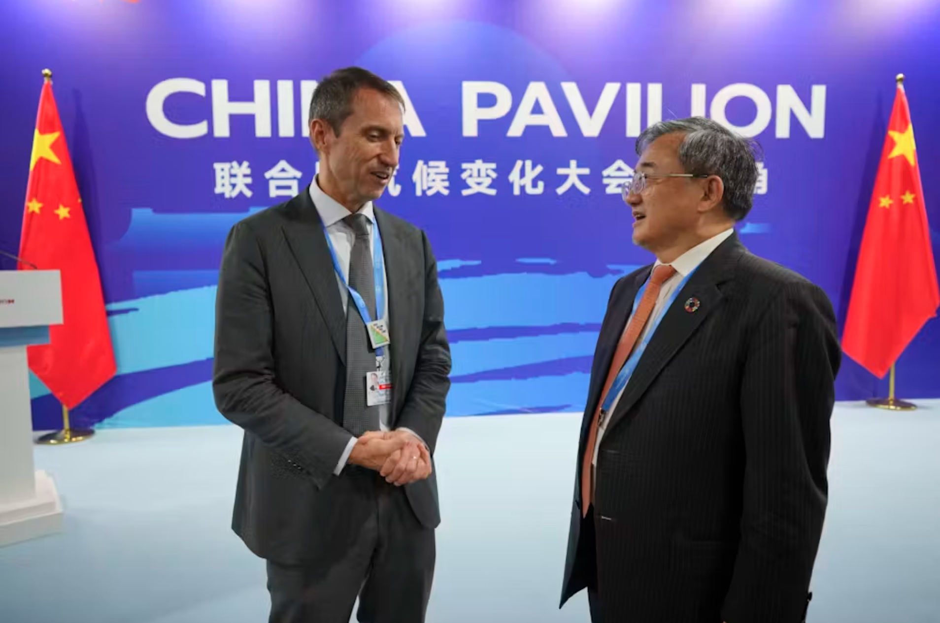 Passing the baton? US deputy envoy Rick Duke talks to China’s climate envoy Liu Zhenmin at the Chinese pavilion in Baku. 