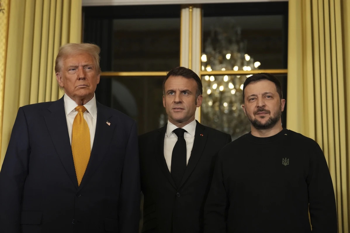 French President Emmanuel Macron, center, poses with President-elect Donald Trump, left, and Ukraine’s President Volodymyr Zelenskyy at the Elysee Palace, Saturday, Dec. 7, 2024 in Paris.